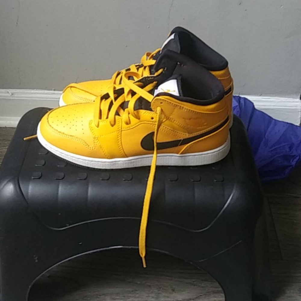 Jordan 1 yellow and black